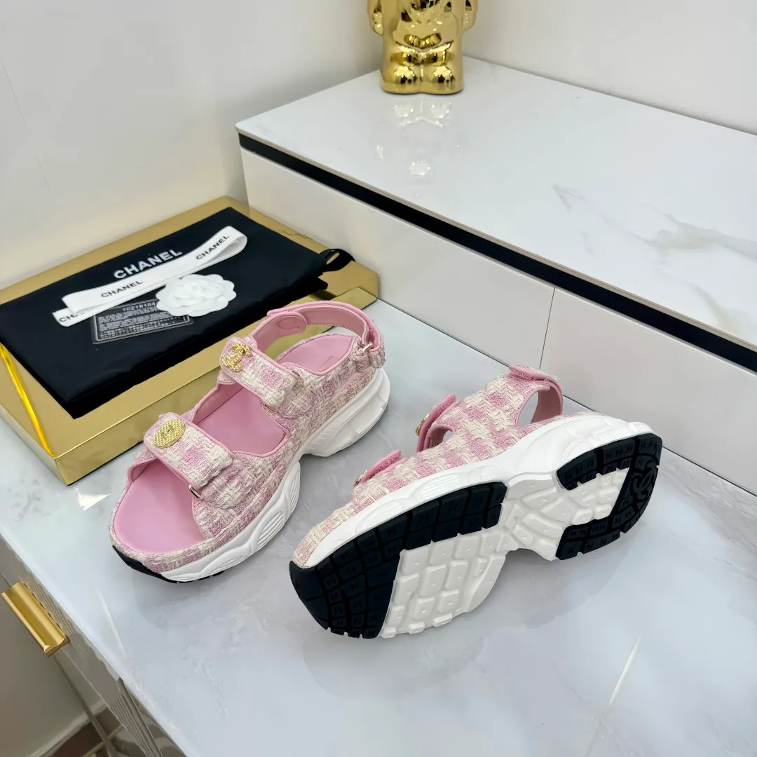 👟👟Ex-factory price 640👟👟 Top version... Chanel｜Chanel Xiaoxiang Velcro Beach Slippers Slippers Casual Beach Shoes 25ss Spring and Summer New Style! Beach shoes are a hit all over the internet! The latest model from the counter, I am still willing to buy it on my feet. It must be ranked among the most popular models. It is invincible in all seasons. Various bloggers and Internet celebrities can see the matching styles. Highly recommended. Pearlescent sheepskin upper, sheepskin lining, suede for feet. Original open-molded TPU outsole size: 35-40 (customized for 40 and 41). Full set of original packaging 👉 👉 👉